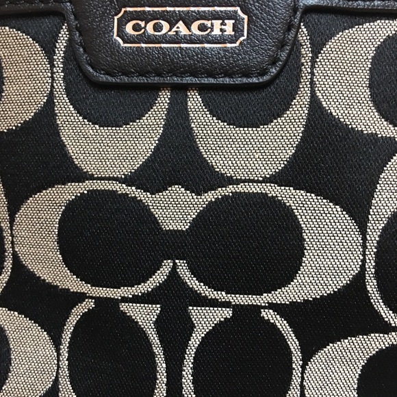 ๐ค Beautiful Coach Wristlet ๐ค - Picture 4 of 7